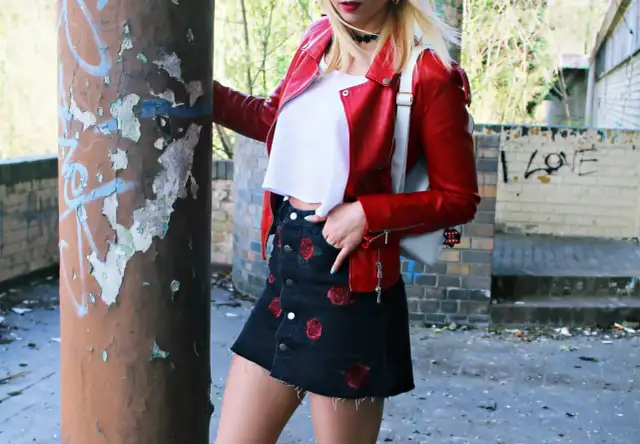 Spódnica jeansowa z czym nosić? Odkryj modne stylizacje na każdą okazję