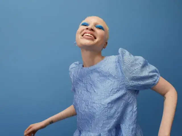 Czy kolczyk w wardze boli? Oto, co musisz wiedzieć o bólu