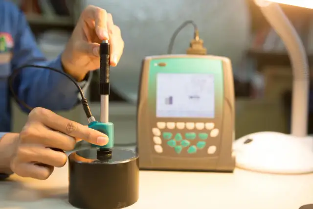 Twardościomierz ultradźwiękowy do metalu – kiedy i gdzie wykonuje się pomiary UCI?