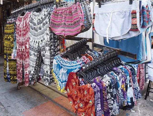 Co kupić w Tajlandii ubrania – najlepsze lekkie materiały i akcesoria