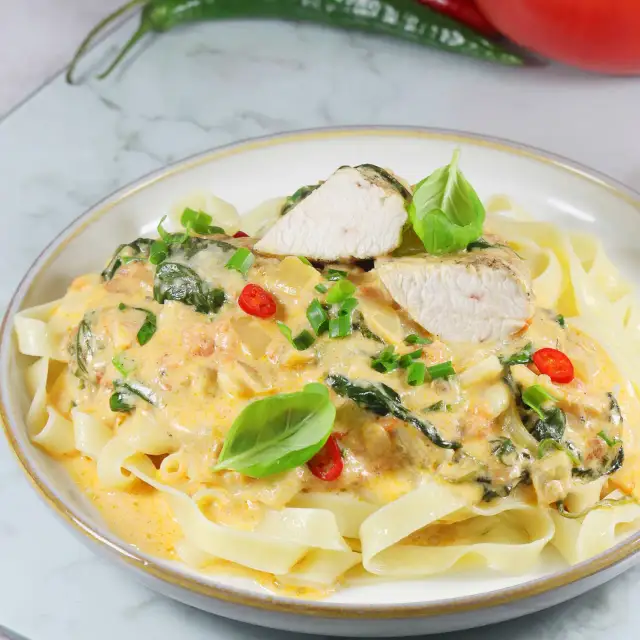 Pyszny makaron z kurczakiem w 15 minut. Prosty przepis bez wysiłku!