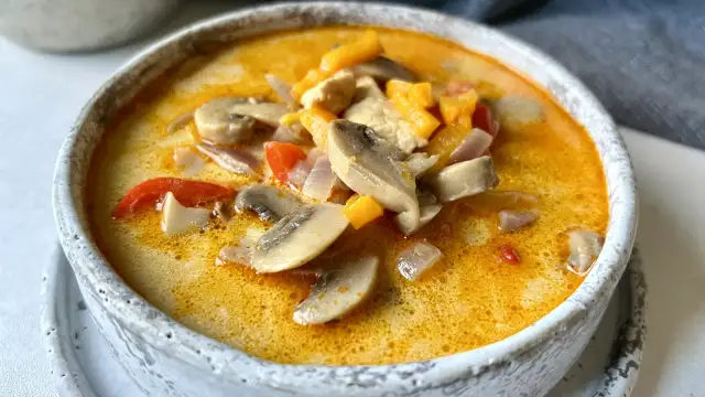 Najlepsze przepisy na zupy w diecie keto: 8 prostych pomysłów na obiad