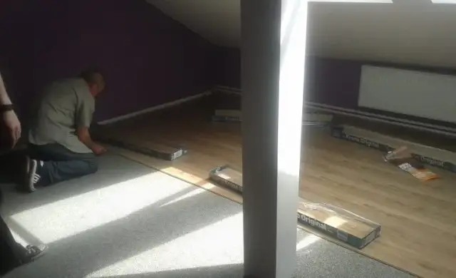 Czy kłaść folie pod panele podłogowe? Ochrona i izolacja to klucz!