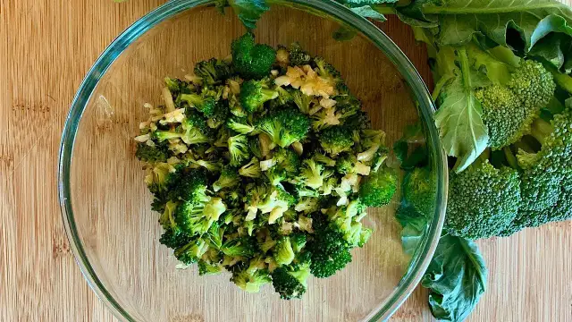 Recette de salade de brocolis crus : saine et délicieuse à chaque bouchée