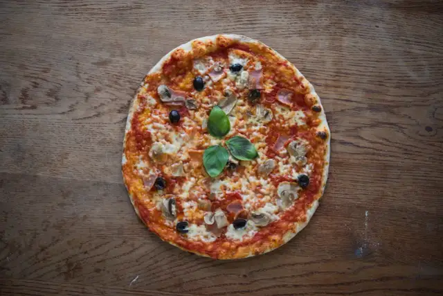 Pyszna pizza rzymska z pieczarkami, szynką i oliwkami, idealna na wieczór z bliskimi. Ten przepis na pizzę rzymską jest prosty i szybki.