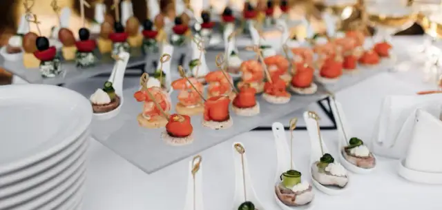Ile kosztuje catering na 60 osób? Zaskakujące ceny i opcje do wyboru