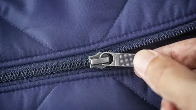 Prosty trik z widelcem: Naprawa zamka błyskawicznego w domu