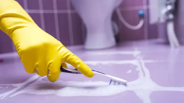 Po jakim czasie zmywać fugę, aby uniknąć trudności z czyszczeniem?