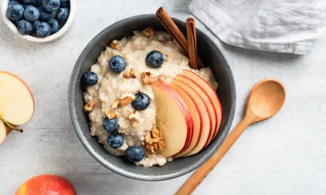 Jak zrobić owsiankę fit – zdrowy przepis, który odmieni Twoje śniadanie