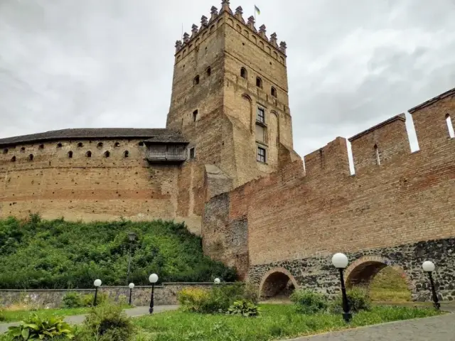 Zamek w Łucku: tajemnice historii i niezwykłe atrakcje turystyczne