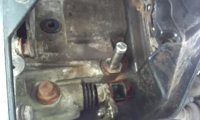 Mechanizm wybieraka biegów, który może powodować, że ciężko wchodzą biegi. Widoczne elementy to trzpień (1) i gniazdo (2).