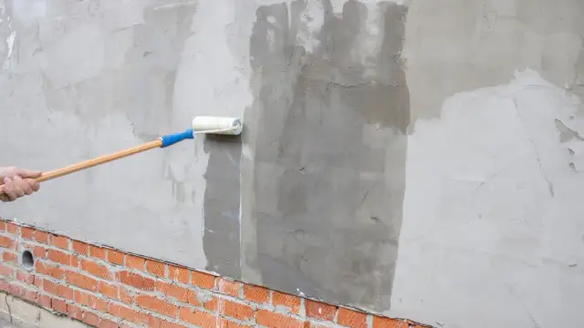 Ile schnie grunt na elewacji? Poznaj czynniki wpływające na czas schnięcia