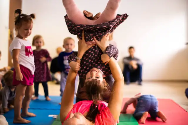 Zajęcia fitness dla mam z dziećmi – wróć do formy i ciesz się czasem z maluchem