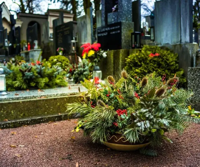 Jak zrobić stroiki na cmentarz - proste sposoby na piękne dekoracje