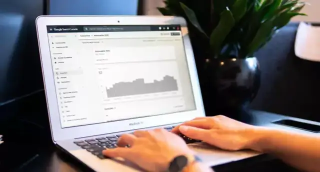 Jak sprawdzić statystyki strony internetowej i poprawić jej wyniki