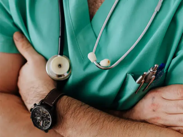 Jaki koniak dla lekarza? Wybierz prezent z klasą i bez wpadki!