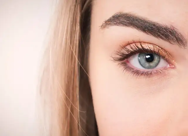 Jak złagodzić ból oczu: skuteczne sposoby na ulgę i komfort