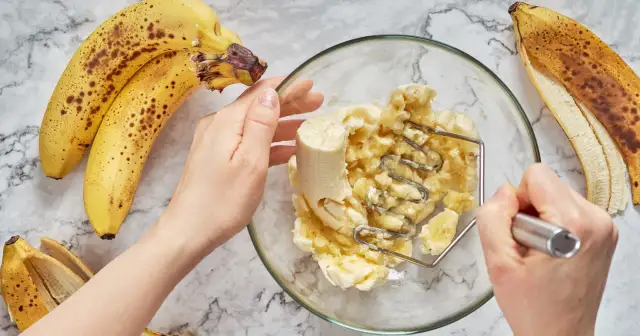 Banan dla niemowlaka: Od kiedy, jak podawać? Uniknij błędów!