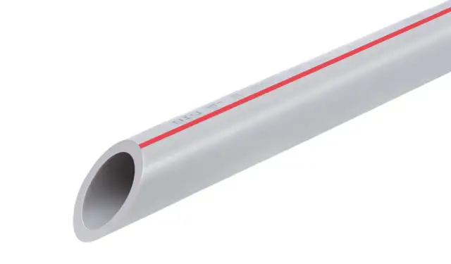 Szara rura PP z czerwonym paskiem, idealna do ciepłej wody. Wybór odpowiednich rur PP do ciepłej wody to klucz do trwałej instalacji.