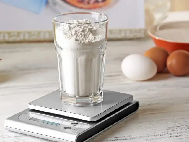 150g cukru pudru bez wagi? Ile to łyżeczek i jak odmierzyć