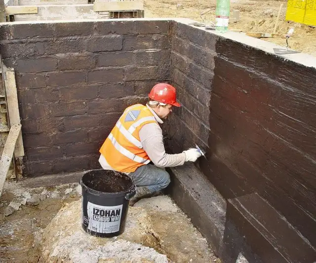 Czym zasypać fundamenty wewnątrz, aby uniknąć problemów z wilgocią?