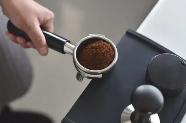Czy można wsypać kawę mieloną do ekspresu? Sprawdź, co musisz wiedzieć