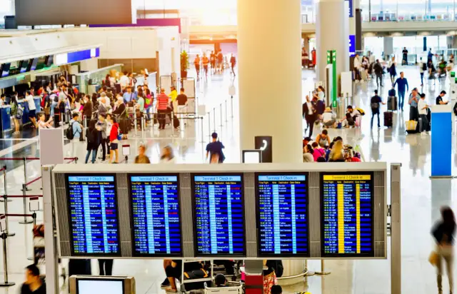 Jak szukać tanich lotów? Sprawdzone triki i porady ekspertów