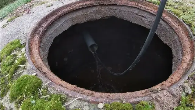 Zatkane szambo? Jak udrożnić rurę: Poradnik DIY i fachowiec