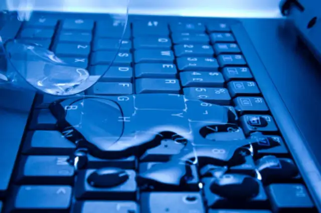 Zalany laptop? Oto co zrobić, aby uniknąć kosztownych napraw