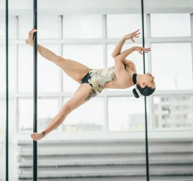 Pole dance dla początkujących: Idealny strój na rurkę?