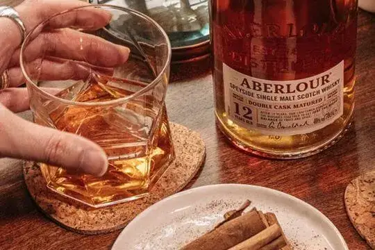 Whisky czy wódka – poznaj różnice i wybierz mądrze swój napój