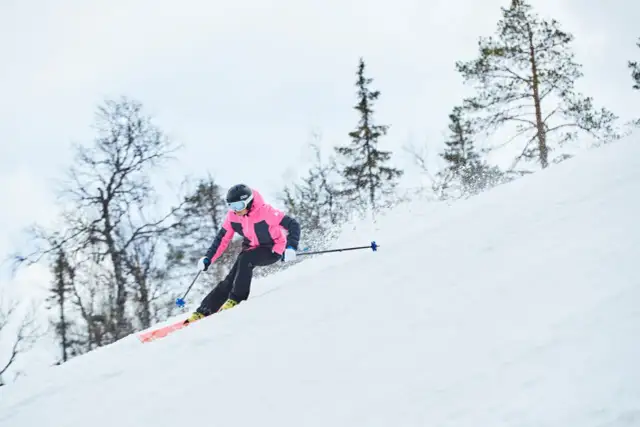 Kurtka narciarska na co dzień – stylowe i funkcjonalne rozwiązania na zimę