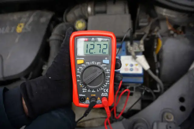 Alternator parzy? Sprawdź, kiedy to sygnał do niepokoju!