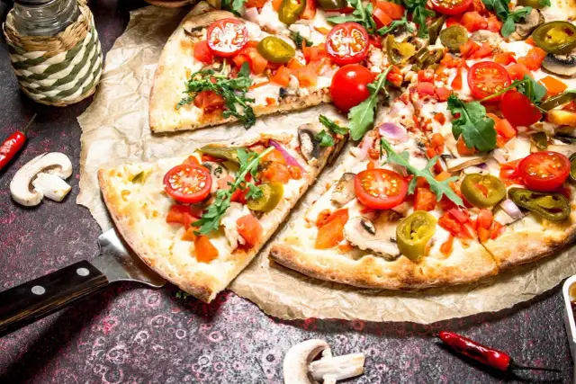 Pyszna, domowa pizza z pomidorkami, jalapeno i rukolą. Idealna na wspólne gotowanie i odkrywanie, jak zrobić domową pizzę.