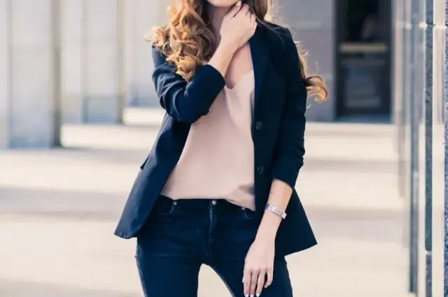 Granatowa marynarka damska do czego? Inspiracje i stylizacje na każdą okazję