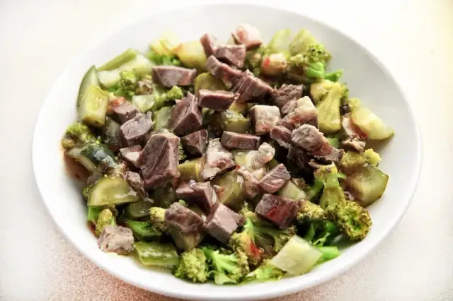 Sałatka z wołowiną: Jak zrobić ją idealnie soczystą? Przepisy