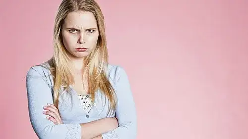 Jak rozmawiać z obrażoną dziewczyną: 10 skutecznych technik