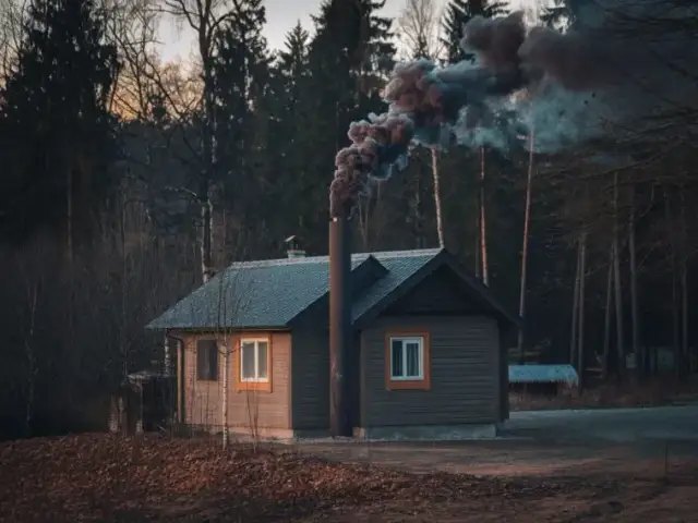 Gorący komin co robić? Kluczowe kroki dla Twojego bezpieczeństwa