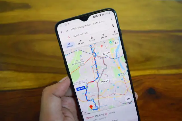 Telefon z mapą Google pokazuje trasę, jak zmienić lokalizację w telefonie, aby dotrzeć do celu.