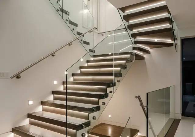 Oświetlenie schodów: Jak połączyć bezpieczeństwo ze stylem? Poradnik