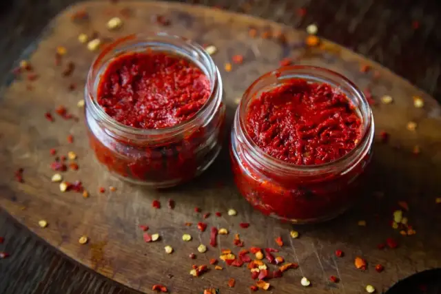 Adżika przyprawa do czego - odkryj jej niezwykłe zastosowania w kuchni