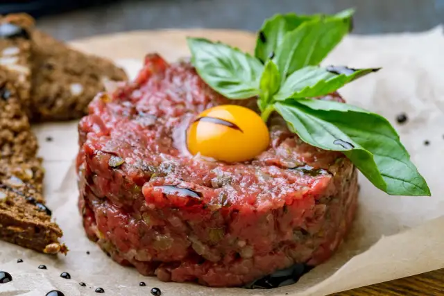 Czy tatar jest bezpieczny? Poznaj fakty i jedz bez obaw!