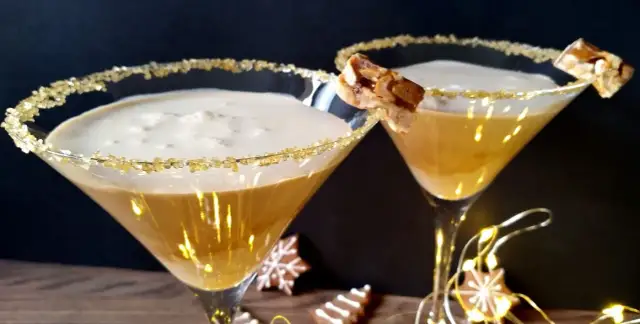 Najlepsze drinki z likierem karmelowym, które zachwycą Twoich gości