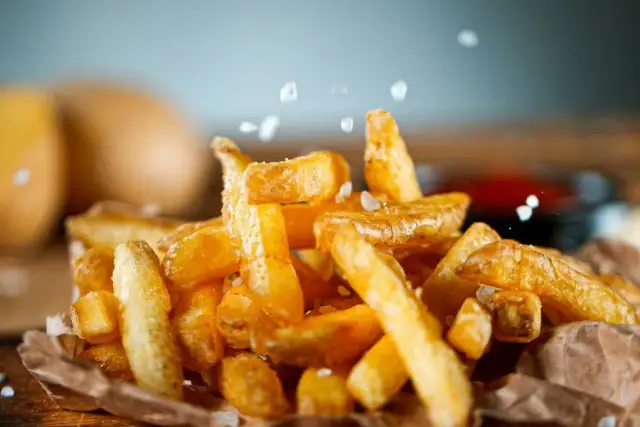 Ile czasu smażyć frytki z frytkownicy, aby były idealnie chrupkie?