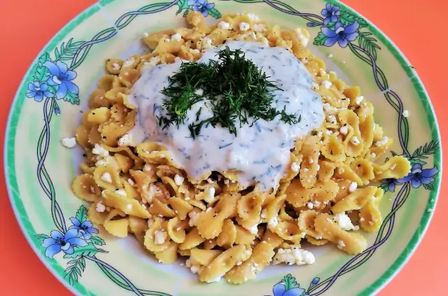 Pyszny makaron z twarogiem i koperkiem, idealny na szybki obiad. Przepis na makaron z twarogiem jest prosty i satysfakcjonujący.