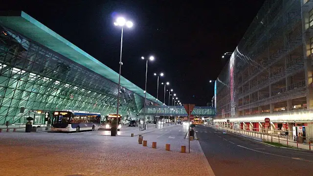 Jak dojechać z Katowic na lotnisko Balice - najlepsze opcje transportu