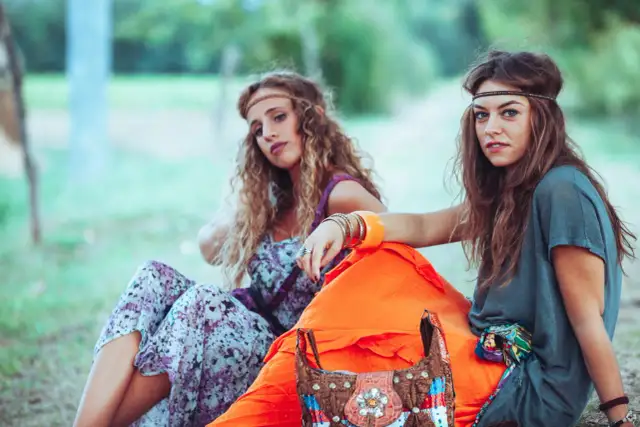 Strój na imprezę w stylu lat 70.: Jak zabłysnąć na parkiecie?