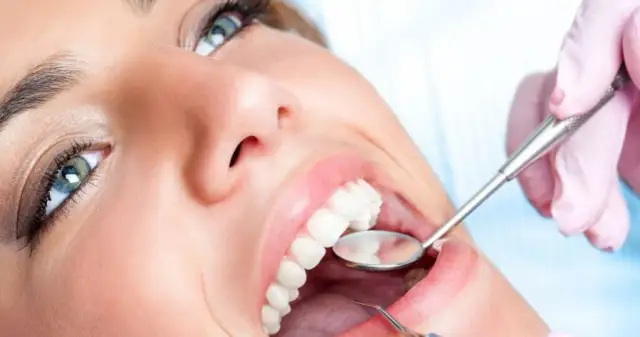 Co to jest recesja dziąseł? Przyczyny, objawy i skuteczne metody leczenia