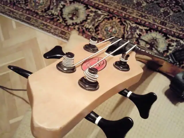 Jakie struny do gitary basowej wybrać, aby poprawić brzmienie?