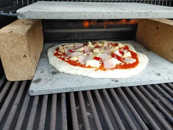 Na czym piec pizzę, aby uzyskać idealny spód i smak?